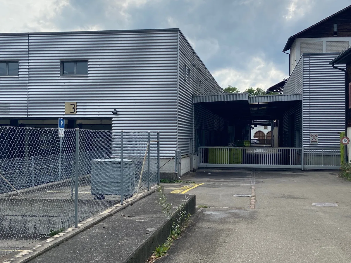 Das Lenzlinger-Areal mit verwunschenen Gassen und zwei Gebäuden.